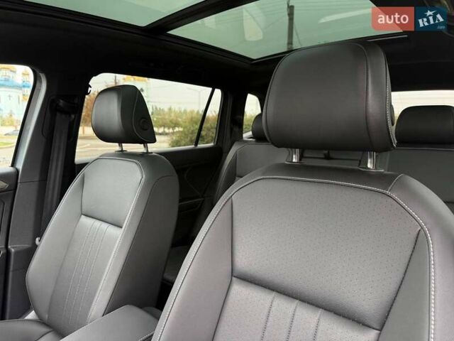 Сірий Фольксваген Тігуан, об'ємом двигуна 2 л та пробігом 2 тис. км за 31500 $, фото 52 на Automoto.ua