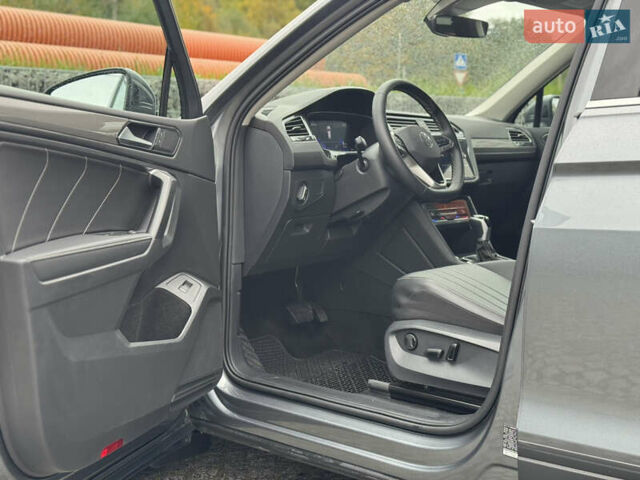 Серый Фольксваген Тигуан, объемом двигателя 2 л и пробегом 36 тыс. км за 28900 $, фото 49 на Automoto.ua