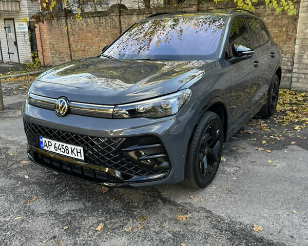 Сірий Фольксваген Тігуан, об'ємом двигуна 1.97 л та пробігом 22 тис. км за 47900 $, фото 2 на Automoto.ua