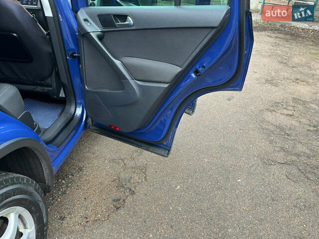 Синий Фольксваген Тигуан, объемом двигателя 2 л и пробегом 186 тыс. км за 12800 $, фото 3 на Automoto.ua