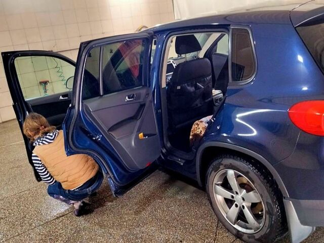 Синий Фольксваген Тигуан, объемом двигателя 2 л и пробегом 230 тыс. км за 11800 $, фото 1 на Automoto.ua