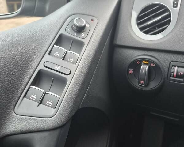 Синий Фольксваген Тигуан, объемом двигателя 1.98 л и пробегом 143 тыс. км за 15000 $, фото 19 на Automoto.ua