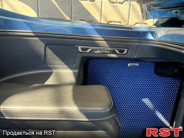 Синий Фольксваген Тигуан, объемом двигателя 2 л и пробегом 150 тыс. км за 25000 $, фото 4 на Automoto.ua