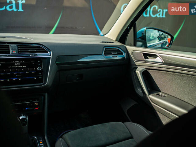 Синий Фольксваген Тигуан, объемом двигателя 1.97 л и пробегом 170 тыс. км за 32888 $, фото 66 на Automoto.ua