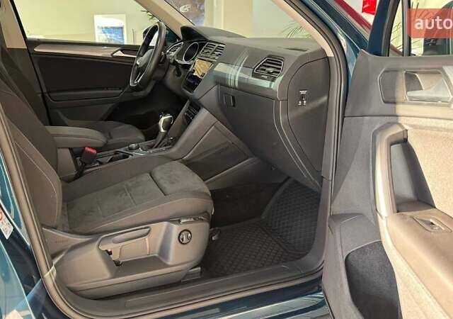 Синий Фольксваген Тигуан, объемом двигателя 1.97 л и пробегом 21 тыс. км за 33722 $, фото 5 на Automoto.ua