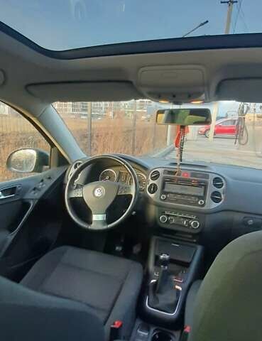 Зеленый Фольксваген Тигуан, объемом двигателя 2 л и пробегом 255 тыс. км за 10200 $, фото 2 на Automoto.ua