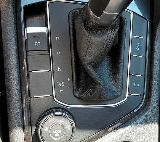 Зеленый Фольксваген Тигуан, объемом двигателя 2 л и пробегом 123 тыс. км за 21800 $, фото 3 на Automoto.ua