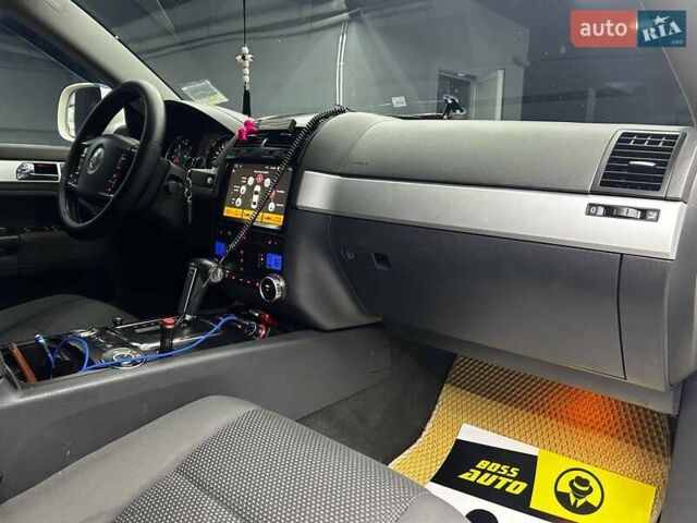 Фольксваген Туарег 2007 у Чернівцях на Automoto.ua Білий Фольксваген Туарег, об'ємом двигуна 2.97 л та пробігом 284 тис. км за 11000 $, фото 8 на Automoto.ua