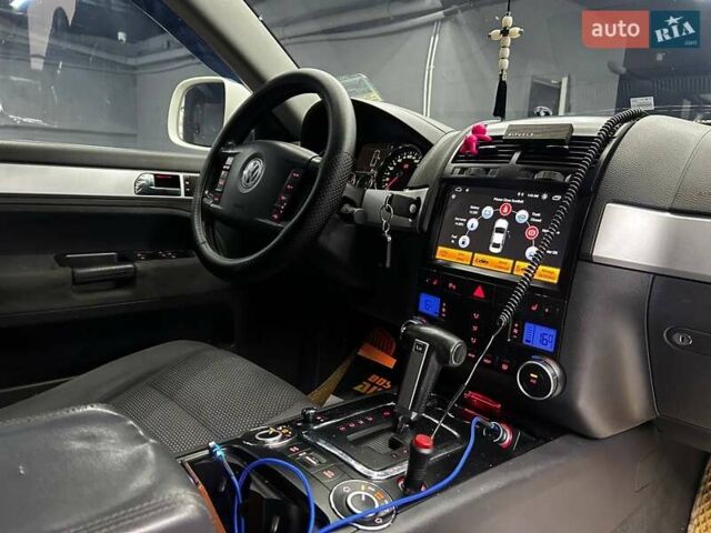 Фольксваген Туарег 2007 у Чернівцях на Automoto.ua Білий Фольксваген Туарег, об'ємом двигуна 2.97 л та пробігом 284 тис. км за 11000 $, фото 7 на Automoto.ua