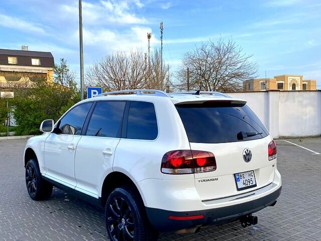 Белый Фольксваген Туарег, объемом двигателя 3 л и пробегом 350 тыс. км за 12000 $, фото 3 на Automoto.ua