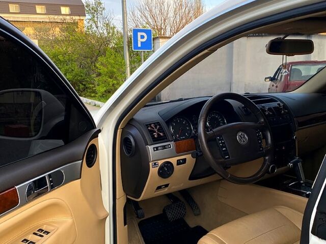 Белый Фольксваген Туарег, объемом двигателя 3 л и пробегом 350 тыс. км за 12000 $, фото 5 на Automoto.ua