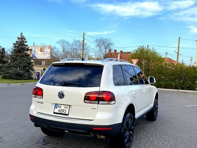 Белый Фольксваген Туарег, объемом двигателя 3 л и пробегом 350 тыс. км за 12000 $, фото 2 на Automoto.ua