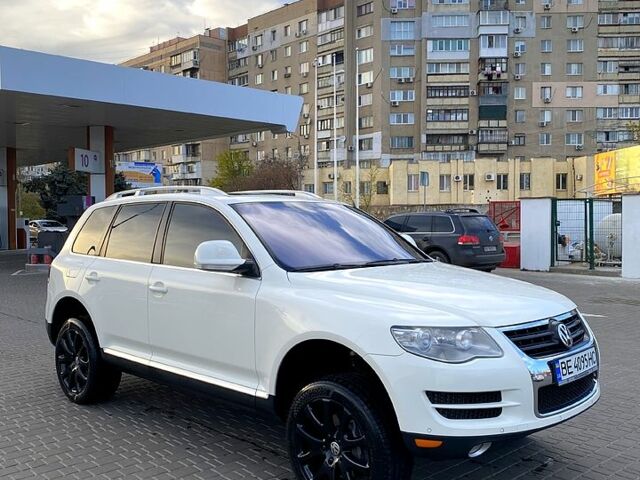 Белый Фольксваген Туарег, объемом двигателя 3 л и пробегом 350 тыс. км за 12000 $, фото 1 на Automoto.ua
