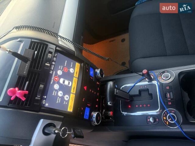 Белый Фольксваген Туарег, объемом двигателя 3 л и пробегом 280 тыс. км за 12000 $, фото 4 на Automoto.ua