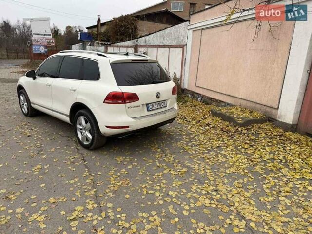 Белый Фольксваген Туарег, объемом двигателя 2.97 л и пробегом 265 тыс. км за 18000 $, фото 2 на Automoto.ua