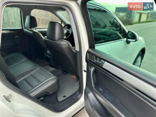 Белый Фольксваген Туарег, объемом двигателя 3 л и пробегом 217 тыс. км за 14650 $, фото 18 на Automoto.ua