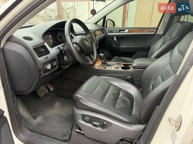 Белый Фольксваген Туарег, объемом двигателя 2.97 л и пробегом 265 тыс. км за 18000 $, фото 11 на Automoto.ua