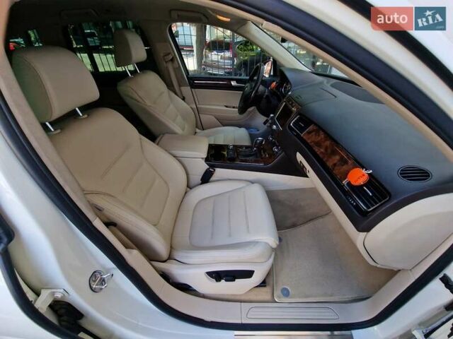 Белый Фольксваген Туарег, объемом двигателя 2.97 л и пробегом 264 тыс. км за 17490 $, фото 47 на Automoto.ua