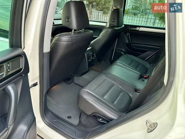 Белый Фольксваген Туарег, объемом двигателя 3 л и пробегом 217 тыс. км за 14650 $, фото 16 на Automoto.ua