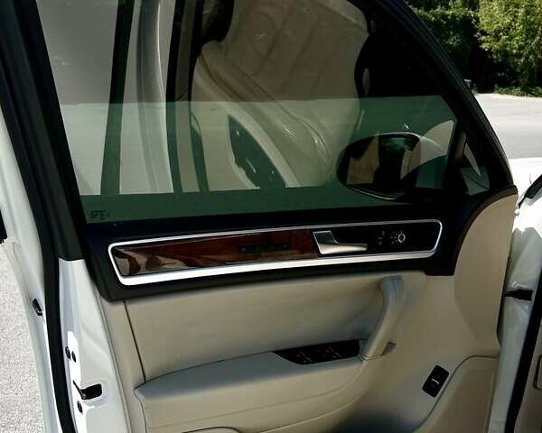 Белый Фольксваген Туарег, объемом двигателя 3.6 л и пробегом 134 тыс. км за 14000 $, фото 1 на Automoto.ua