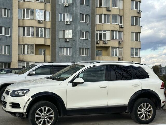 Фольксваген Туарег 2010 в Киеве на Automoto.ua Белый Фольксваген Туарег, объемом двигателя 0 л и пробегом 285 тыс. км за 13500 $, фото 3 на Automoto.ua