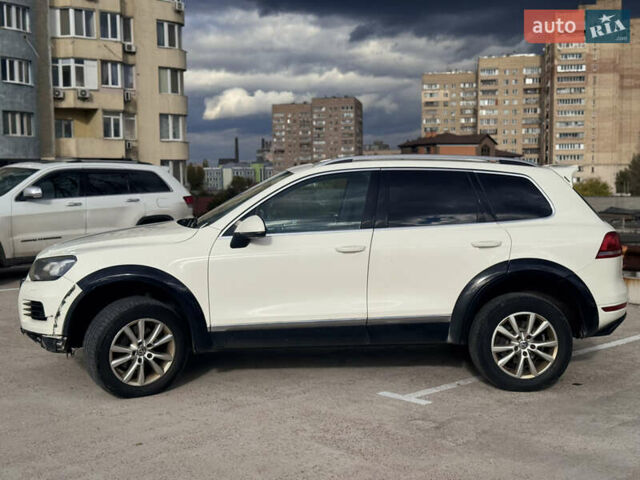 Белый Фольксваген Туарег, объемом двигателя 2.97 л и пробегом 200 тыс. км за 13500 $, фото 4 на Automoto.ua