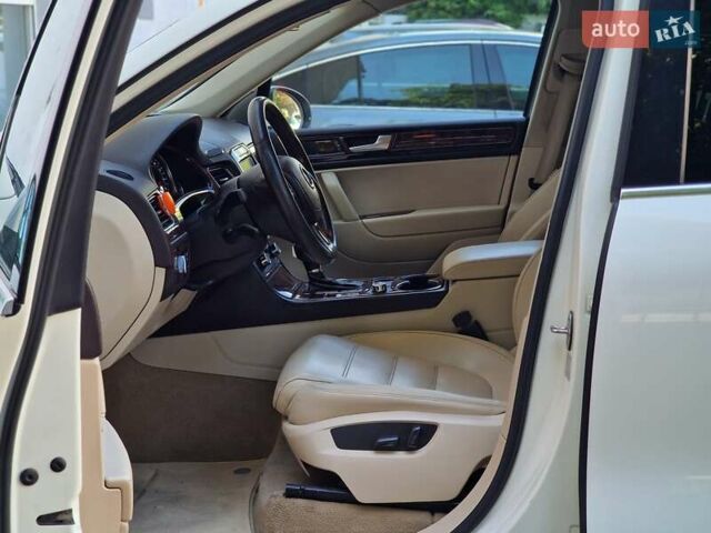 Белый Фольксваген Туарег, объемом двигателя 2.97 л и пробегом 264 тыс. км за 17490 $, фото 44 на Automoto.ua