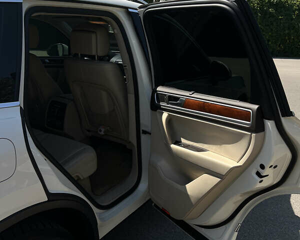 Белый Фольксваген Туарег, объемом двигателя 3.6 л и пробегом 134 тыс. км за 14000 $, фото 6 на Automoto.ua