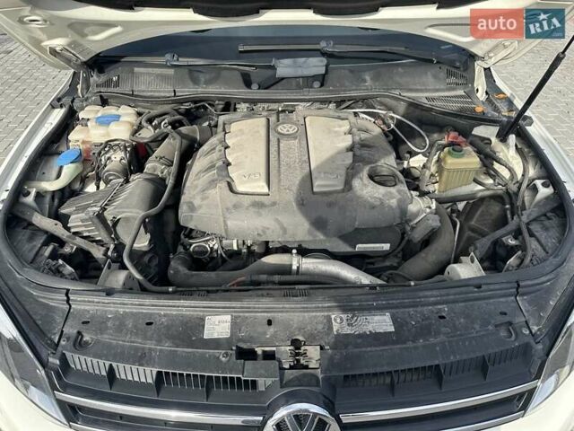 Белый Фольксваген Туарег, объемом двигателя 2.97 л и пробегом 260 тыс. км за 19200 $, фото 41 на Automoto.ua