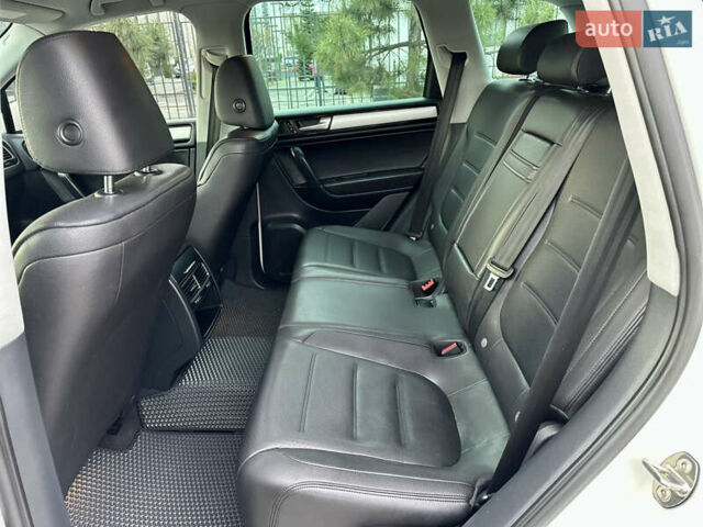 Белый Фольксваген Туарег, объемом двигателя 3 л и пробегом 217 тыс. км за 14650 $, фото 17 на Automoto.ua