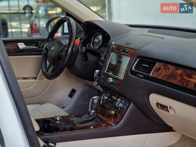 Белый Фольксваген Туарег, объемом двигателя 2.97 л и пробегом 264 тыс. км за 17490 $, фото 50 на Automoto.ua