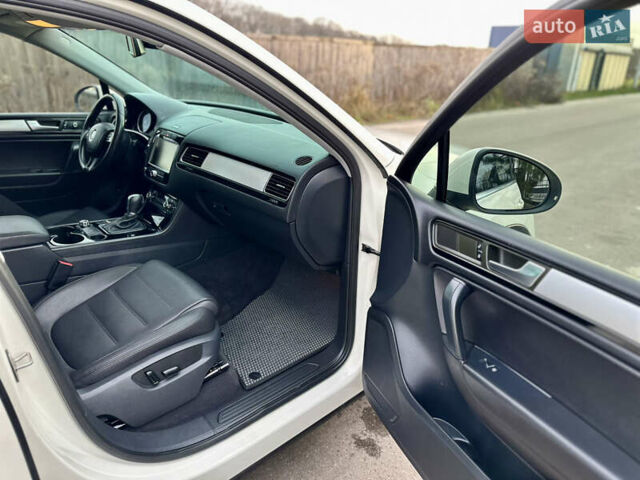 Белый Фольксваген Туарег, объемом двигателя 3 л и пробегом 217 тыс. км за 14650 $, фото 20 на Automoto.ua