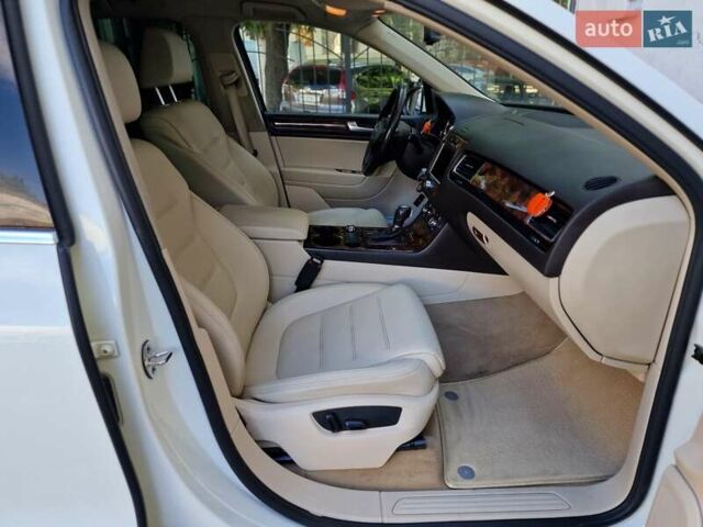 Белый Фольксваген Туарег, объемом двигателя 2.97 л и пробегом 264 тыс. км за 17490 $, фото 46 на Automoto.ua