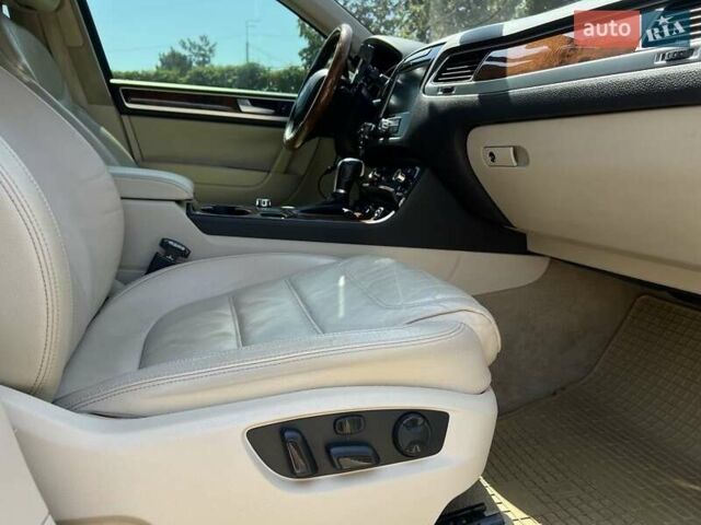 Белый Фольксваген Туарег, объемом двигателя 3.6 л и пробегом 133 тыс. км за 14000 $, фото 5 на Automoto.ua