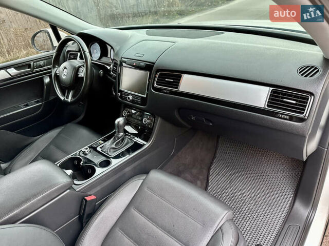 Белый Фольксваген Туарег, объемом двигателя 3 л и пробегом 217 тыс. км за 14650 $, фото 21 на Automoto.ua