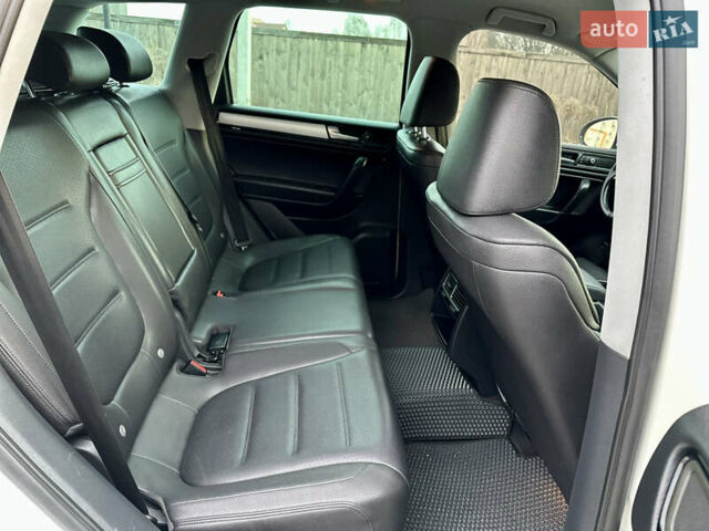 Белый Фольксваген Туарег, объемом двигателя 3 л и пробегом 217 тыс. км за 14650 $, фото 19 на Automoto.ua