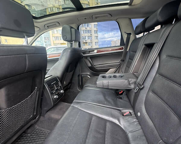 Белый Фольксваген Туарег, объемом двигателя 2.97 л и пробегом 200 тыс. км за 13500 $, фото 11 на Automoto.ua