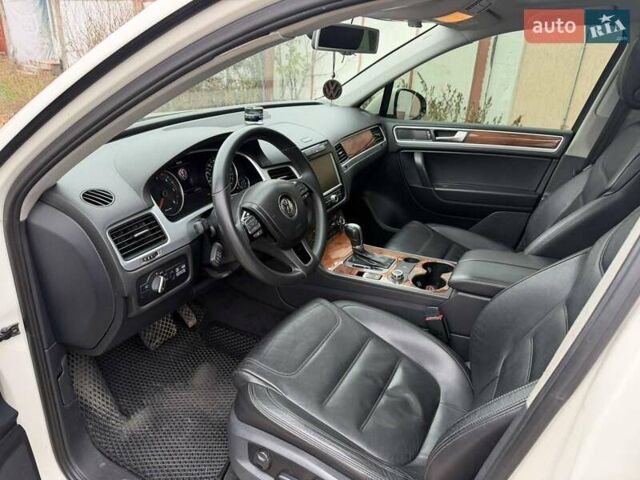 Белый Фольксваген Туарег, объемом двигателя 2.97 л и пробегом 265 тыс. км за 18000 $, фото 12 на Automoto.ua