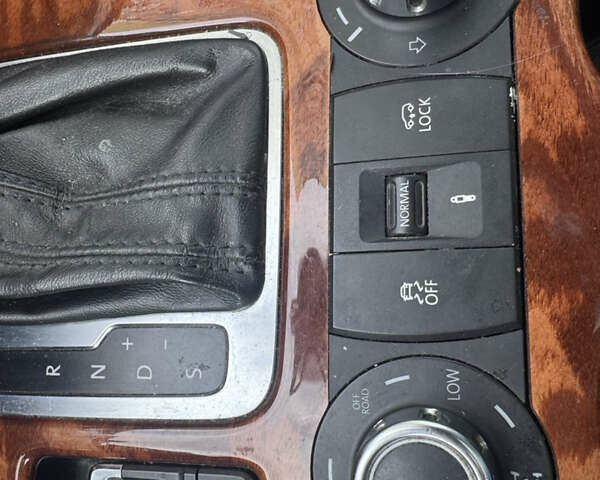 Белый Фольксваген Туарег, объемом двигателя 2.97 л и пробегом 200 тыс. км за 13500 $, фото 19 на Automoto.ua