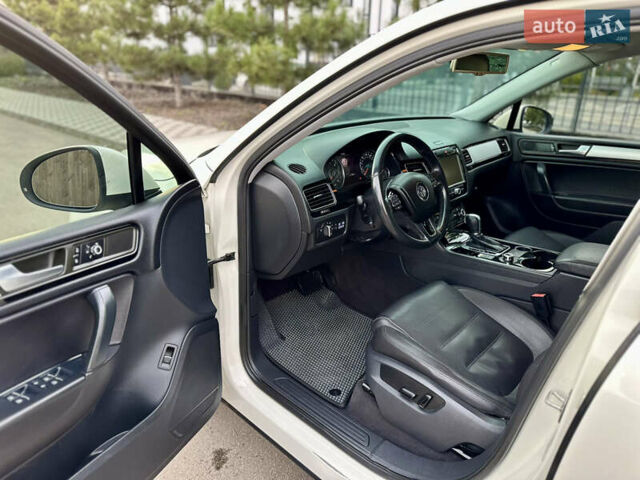 Белый Фольксваген Туарег, объемом двигателя 3 л и пробегом 217 тыс. км за 14650 $, фото 14 на Automoto.ua