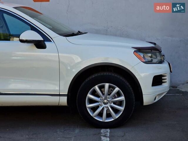 Белый Фольксваген Туарег, объемом двигателя 2.97 л и пробегом 264 тыс. км за 17490 $, фото 21 на Automoto.ua