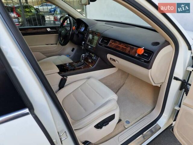 Белый Фольксваген Туарег, объемом двигателя 2.97 л и пробегом 264 тыс. км за 17490 $, фото 45 на Automoto.ua