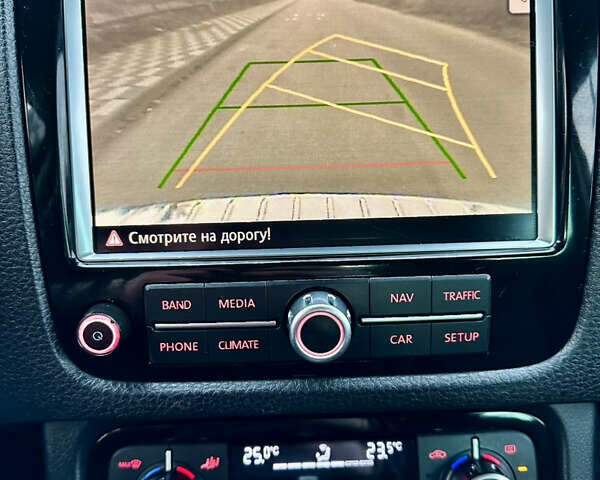 Белый Фольксваген Туарег, объемом двигателя 3 л и пробегом 217 тыс. км за 14650 $, фото 25 на Automoto.ua