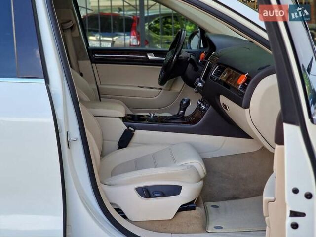 Белый Фольксваген Туарег, объемом двигателя 2.97 л и пробегом 264 тыс. км за 17490 $, фото 49 на Automoto.ua