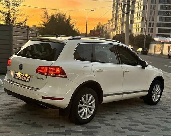 Білий Фольксваген Туарег, об'ємом двигуна 4.13 л та пробігом 195 тис. км за 26500 $, фото 7 на Automoto.ua