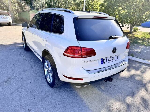 Белый Фольксваген Туарег, объемом двигателя 3 л и пробегом 210 тыс. км за 16000 $, фото 1 на Automoto.ua