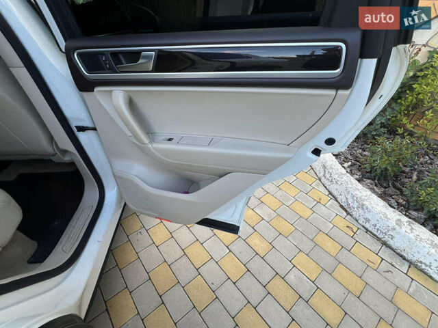 Белый Фольксваген Туарег, объемом двигателя 3.6 л и пробегом 181 тыс. км за 17770 $, фото 24 на Automoto.ua