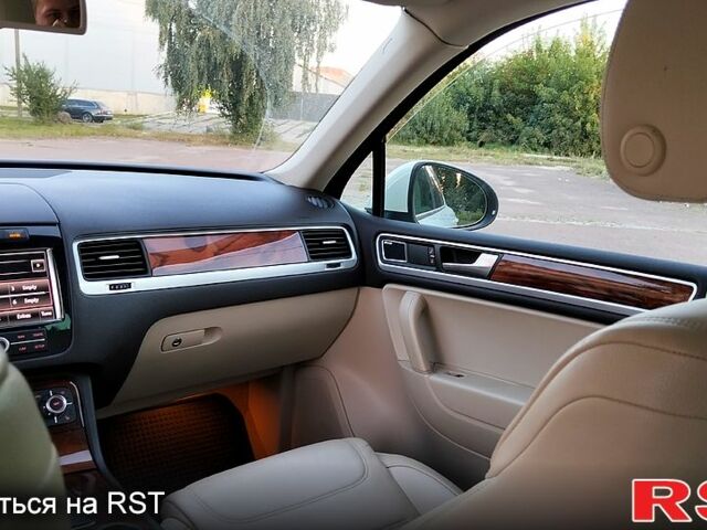 Білий Фольксваген Туарег, об'ємом двигуна 3 л та пробігом 320 тис. км за 15400 $, фото 3 на Automoto.ua