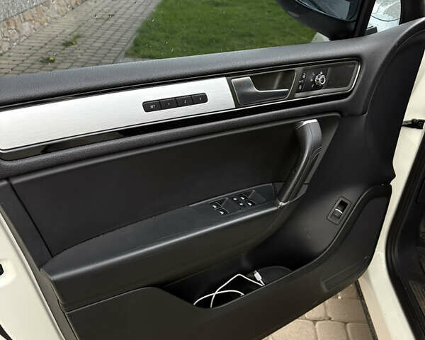 Белый Фольксваген Туарег, объемом двигателя 2.97 л и пробегом 221 тыс. км за 18500 $, фото 2 на Automoto.ua