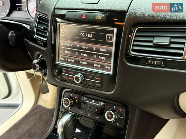 Білий Фольксваген Туарег, об'ємом двигуна 3.6 л та пробігом 250 тис. км за 14800 $, фото 10 на Automoto.ua